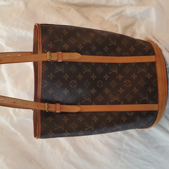 Louis Vuitton Handbags - Authentic Louis Vuitton GM Bucket bag